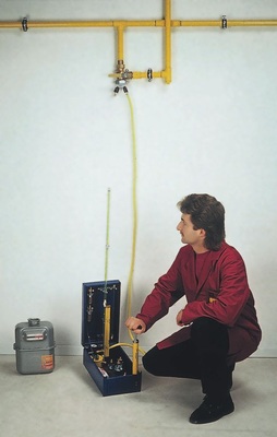 Neu verlegte Gasleitungen werden mit Belastungs­prüfung und Dichtheitsprüfung gecheckt