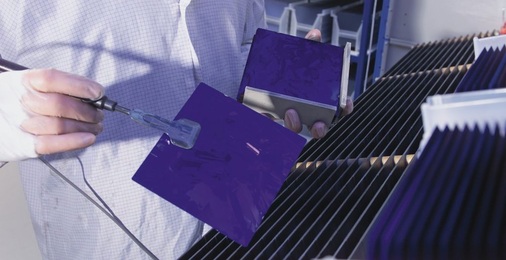 Seit 2004 ist der Flaschenhals für die weltweite PV-Produktion die Produktion des Solarsili­ziums. Denn die im Bild dargestellten, dünnen Silizium-Scheiben („Solarwafer“) dienen als Ausgangsmaterial für die Solarzellen - © BSW-Solar/Sunways
