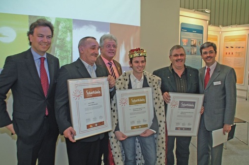 Es lebe der (Solar)könig (v.l.): Dr. Wolfgang Schwarz (FV Bayern), Walter Schock, Werner Obermeier (FV Bayern), Solarkönig Matthias Irrgang, ­Johann Kneipp und der neue GHM-Chef Dieter Dohr