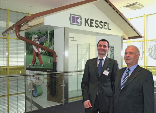 Zwei Generationen vor dem Kessel-Praxishaus (v. l.): Alexander Kessel gemeinsam mit Onkel und Unternehmensgründer Bernhard Kessel
