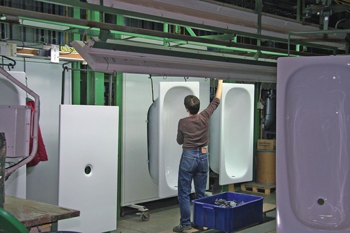 Für die letzte Qualitäts-kontrolle ist nach wie vor der Mensch ­gefragt. Mittlerweile bestehen ungefähr 60 % der Produktion aus Dusch- und 40 % aus Badewannen