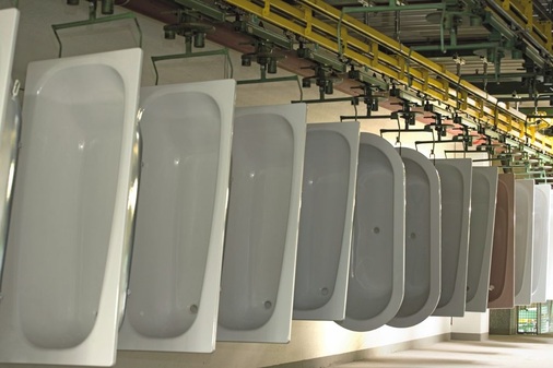 Flexibilität wird groß geschrieben: Auf der Fertigungsstraße reihen sich die unterschiedlichsten Modelle hintereinander ein, die Wannen werden in Reihenfolge der Bestelleingänge gefertigt