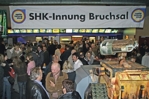 Unter dem Mantel der Bruchsaler Innung fanden im Foyer des Kinos die Beratungs­gespräche im Rahmen einer kleinen Ausstellung statt