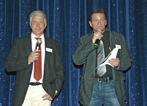 Vor der Filmvorführung machten Obermeister Martin Siegel (r.) und Bernhard Haider auf die Möglichkeiten aufmerksam, mit der jeder einzelne Hausbesitzer zur Umsetzung des Klimaschutzes beitragen kann