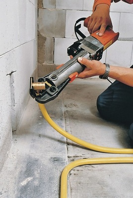 Verbindungen und Anschlüsse an Verbund­rohren in der Gasinstallation werden mittels Presstechnik erstellt