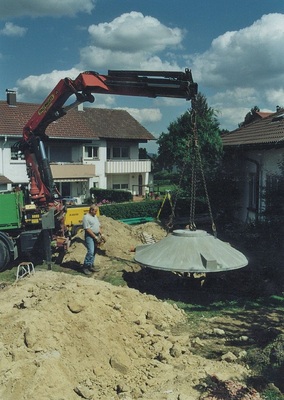 Der Konus hängt mit Abdeckung am Kran des Lieferfahrzeugs