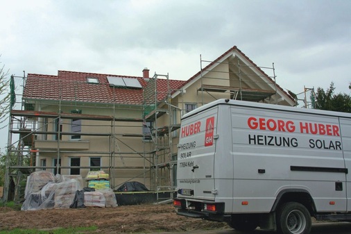 86 der 142 Solarthermieanlagen montierte der Heizungsfachbetrieb Georg Huber auf den Dächern des Fertighaus-Herstellers Weber Haus, mit dem schon seit langem eine gute Zusammenarbeit ­besteht