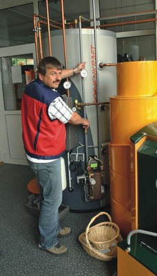 Die Kundenberatung erfolgt an zahlreichen Demonstrationsobjekten im Ausstellungsbereich. Auch endkundengerechte Infobroschüren sind dort verfügbar