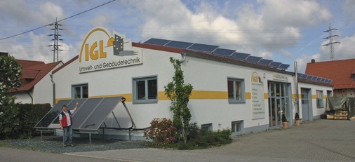 Bereits von außen signalisiert das Firmengebäude den Kunden ein Grundprinzip des Betriebs: moderne Heiztechnik bedeutet — wo sinnvoll — eine Kombination mit Solarthermie