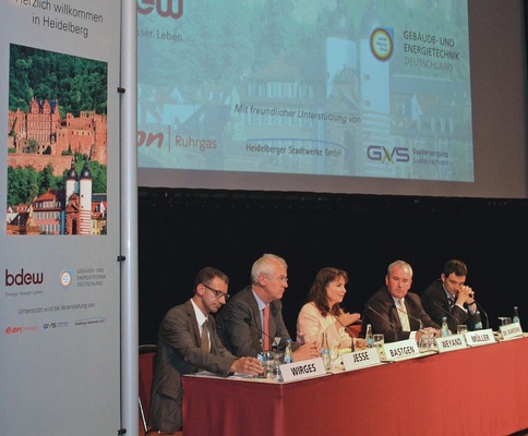 Handwerk, Industrie und Versorger diskutierten das Thema Erdgas (v.l.): Udo Wirges, Klaus Jesse, Moderatorin Brigitte Bastgen, Andreas Müller und Dr. Stephan Ramesohl