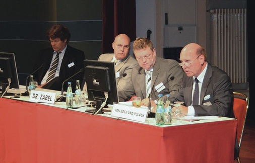 ZVSHK-Hauptgeschäftsführer Michael von Bock und Polach (rechts) ließ eine Reihe von Rednern und Zuhörern zu Wort kommen