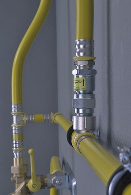 Auch eine T-Stück-Installation ist möglich — hier können an den einzelnen Abzweigen dann Strömungswächter erforderlich sein