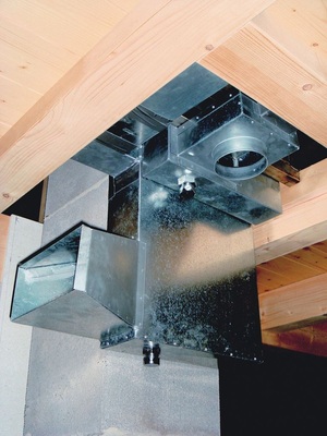 An den Wärmetauscherkamin des Lüftungssystems werden in der jeweiligen Etage die Zu- und Abluftleitungen der Wohn- bzw. Nutzeinheit angeschlossen