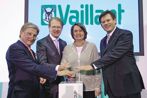Offizieller Start der Solarkollektorenproduktion in Gelsenkirchen mit Christa Thoben, Wirtschaftsministerin von NRW sowie mit den Geschäftsführern der Vaillant Group, Claes Göransson (l.), Ralf-Otto Limbach (2. v. l.) und Dieter Müller (r.)