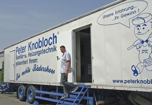 Viele Wege führen nach Rom: Mit seinem mobilen Badstudio, einem 13,5 m langem Truck-Aufleger ist Peter Knobloch auf Messen unterwegs