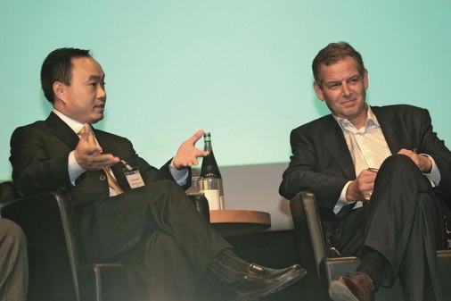 Bei einer Diskussion auf dem PV Industry Forum machte Anton Milner (r.), Vorstandschef von Q-Cells, deutlich, dass er keinen wachsenden Wettbewerb innerhalb der Photovoltaikbranche fürchtet (l. im Bild: Dr. Zhengrong Shi, Suntech)