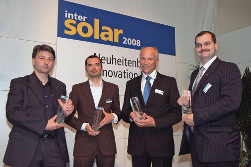 Die Preisträger des Intersolar Award 2008 (v. l.): Martin Sauter (Skytron ­Energy), Jörg Fernsler (Phoenix Solar), Detlev Tschimpke (SMA Solar Technology) sowie Jörg Vehmeier (PAW)