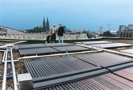 Bild 6 Die Vakuum-Röhrenkollektoren wurden hier in mehrere Teilfelder gesplittet