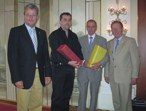 Manfred Stather und Volker Werling dankten Marc Majlath (2.v.l.) für seine Tätigkeit in der Tarifkommission und Horst Fuller (3.v.l.) für sein 33-jähriges Engagement im Rechnungsprüfungsausschuss