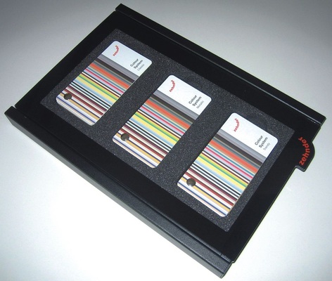 Kunden fragen beim Badheizkörper oft nach farbigen oder metallischen Oberflächen. Die Zehnder-Farbbox zeigt die beliebtesten Farbvarianten und Oberflächenstrukturen auf hochwertigen Metallplättchen