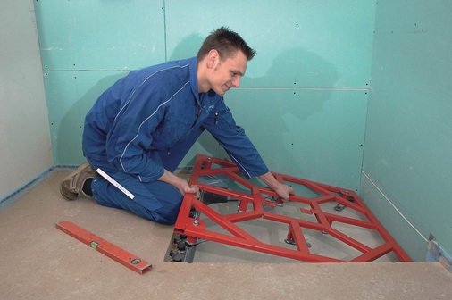 Das Duschelement Tece-Drainboard wird auf einem robusten stählernen Unterbaurahmen montiert