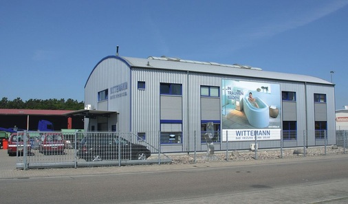 Der SHK-Betrieb im Industriegebiet Friedrichstal. Auf 350 m² präsentiert Wittemann seiner Kundschaft eine großzügige Badausstellung