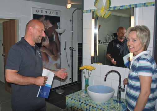 Ist der Kunde erst einmal im Studio hat Rolf-Dieter Wittmann schon fast gewonnen: Eine Auswahl von 14 Bädern unterstützt Wittemann beim Verkaufsabschluss. Als Generalunternehmer bietet er über andere Meisterbetriebe Fliesenarbeiten, Elektrik, Maler- und Schreinerarbeiten an. Die Badsanierung macht derzeit 80 Prozent des Umsatzes aus