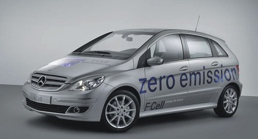Ab 2010 soll die B-Klasse von Mercedes Benz mit Brennstoffzellenantrieb an den Start gehen. Parallel setzen die Hersteller, wie z. B. Mitsubishi,

neuerdings jedoch auf Elektroautos mit Lithium-Ionen-Batterie, die somit das“Fuel-Cell-Car“ überholen könnten