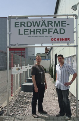 Heizungsbaumeister Jens Bießmann (l.) und Geschäfts­führer Peter Knobloch präsentieren den Wärmepumpen-Lehrpfad. An sieben Stationen können sich interessierte Kunden rund um die Uhr informieren