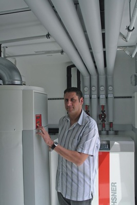 Seit 2007 wird das Firmengebäude der ­Peter Knobloch GmbH mit der WP-Technik versorgt. Zwei WP, Typ „GMLW 25 plus“ von Ochsner versorgen das 560 m2 große Gebäude mit Wärme und Warmwasser