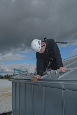 Seilgestützte Absturzsicherungssysteme machen das Dach für Wartungs- und Reparaturarbeiten sicher begehbar - © Alle Latchways
