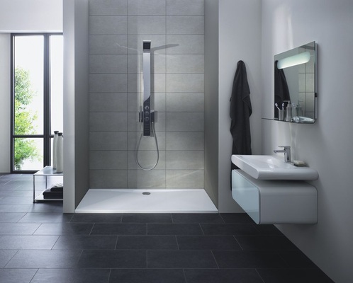 Ideal Standard erweitert das ­Anfang 2008 entwickelte Brausewannenprogramm Ultra Flat um 21 boden­ebene Modelle aus Sanitär-Acryl
