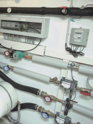 Bild 2 Abgebildet ist ein Teil der installierten Messtechnik bei einer Wärme­pumpenanlage