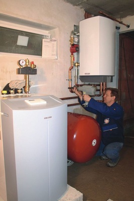 Nicht nur die Installation einer Wärmepumpe, sondern auch der energetische Erhalt der Anlage ist Aufgabe für den Fachhandwerker