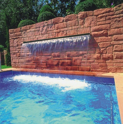 Eine technische Meisterleistung ist der breite Wasserfall, der sich ins Becken ergießt