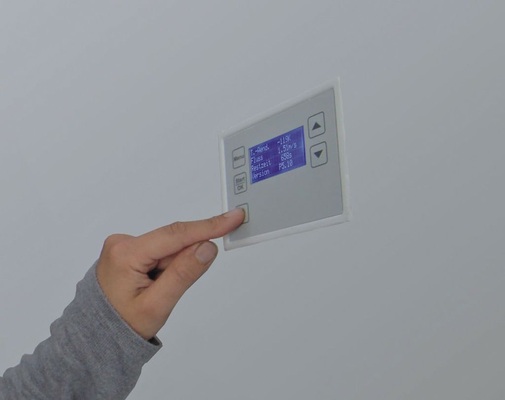 Am Display der Ofenregelung erfolgt die Einstellung und Kontrolle. Das Anheizen ist mit nur einem Tastendruck erledigt