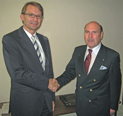 Begrüßung mit Handschlag: Elmar Esser (l.), derzeit Hauptgeschäftsführer des Dachdecker-Zentralverbandes, soll im Sommer 2008 die Nachfolge von ZVSHK-Hauptgeschäftsführer Michael von Bock und Polach antreten