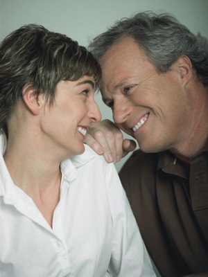 Inge und Joachim sind ein glückliches Ehepaar in der zweiten Hälfte ihrer Lebensphase