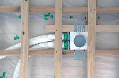 Flexible Montage: In den zwei Penthousewohnungen wurden die ­Rohrleitungen jeweils in die abgehängte Decke integriert
