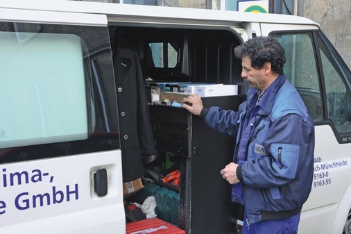 In seinem Servicefahrzeug sollte der Monteur alle notwendigen Werkzeuge, Ersatz- und Austauschteile sowie Unterlagen zu den jeweiligen Lüftungsanlagen mit sich führen. Nachdem die zu reinigende Lüftungsanlage in der Steuerung oder der Gebäudeleittechnik abgeschaltet wurde, ist der erste Handgriff vor Ort der Dreh am Sicherheitsschalter. Damit die Anlage nicht versehentlich eingeschaltet werden kann, lässt sich der Schalter mit einem Vorhängeschloss arretieren.