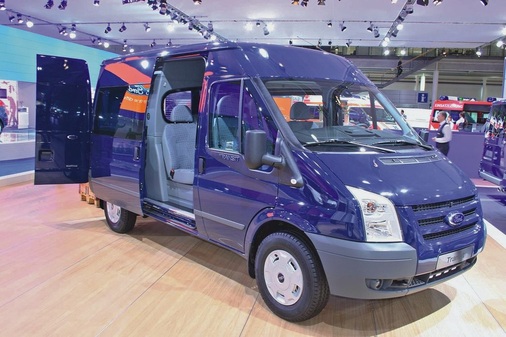 Beim Transit gibt es wahlweise Front- oder Heckantrieb, diverse Branchen­ausstattungen und eine Teilverglasung mit integrierter Doppelkabine