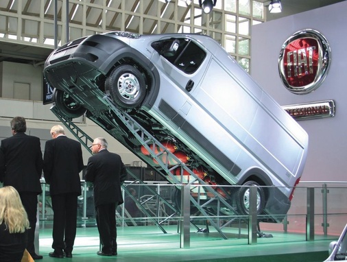 Blickfang zum Gas geben: Der Ducato wird im Frühjahr wieder als „Natural Power“ zu haben sein und zeigte in Hannover schon mal, wo ab Werk die Stahltanks hängen werden