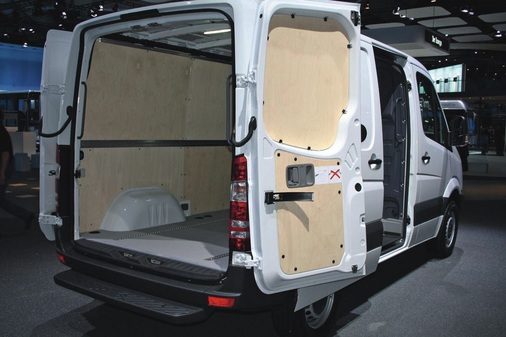 Alles im Angebot: Der Sprinter mit vollflächigem Wand- und Bodenschutz einschließlich Verzurrschienen auch in oberen Bereichen