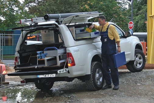 Baustellentauglich: Isuzu rüstet seinen Pick-up D-Max mit einer Werkstatteinrichtung aus, die am Heck ein gutes Stück herausgezogen werden kann