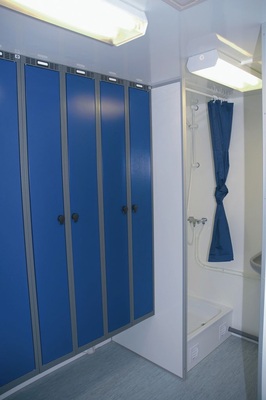 Auch die Ausstattung mit Spinden und Duschen sowie der Einbau eines getrennten Lagerbereichs mit zwei separaten Außentüren ist möglich