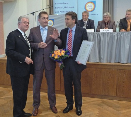 Als erste Amtshandlung ernannte der neue Landesinnungsmeister Michael Hilpert gemeinsam mit Dr. Schwarz Werner Obermeier zum Ehren-Landesinnungsmeister