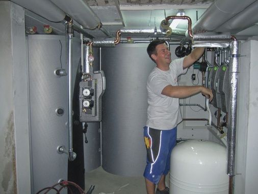 Im Keller stehen drei Pufferspeicher mit jeweils 800 l Inhalt, die die Wärme zur Warmwasserbereitung und Heizungsunterstützung vorhalten