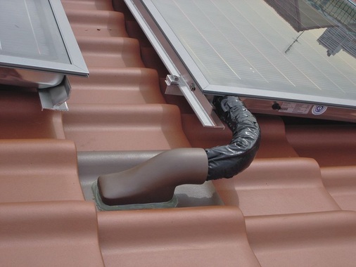Handgefertigte Ziegel mit einer Spezialöffnung in der Größe des Rohrdurchmessers gewährleisten eine saubere und dichte Durchdringung der Dachhaut