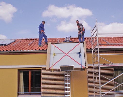 Zum Transport der Röhrenkollektoren auf das Dach des Seniorenheims setzt der Handwerksbetrieb einen Aufzug ein