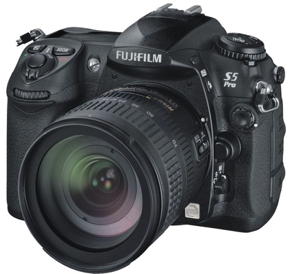 Digitale Spiegelreflex-­Kameras sind relativ empfindlich und teuer. Sie bieten durch die Wechselmöglichkeit des Objektivs viel Flexibilität und eine sehr hohe Bildqualität